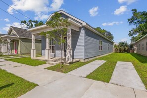 110 S G St - Side View of Home