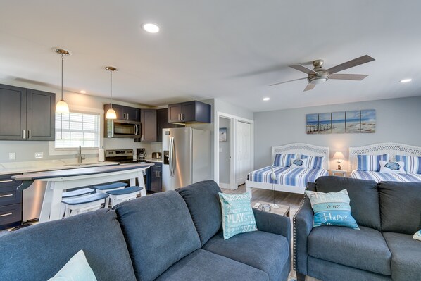 Ocean Isle Beach Vacation Rental | Studio | 1BA | Access By Stairs | 576 Sq Ft