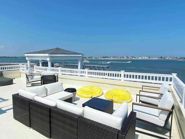 This rooftop is one of a kind. With panoramic 340 degree views, you’ll catch sunrise, sunset, and everything in between