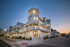 Icon Playce is a gorgeous corner property in Gardners Basin facing the beach