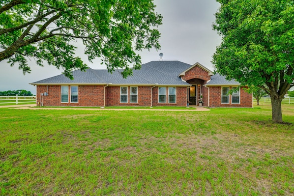 Waxahachie Vacation Rental | 3BR | 2BA | Step-Free Access | 2,585 Sq Ft