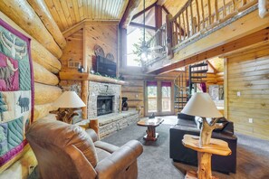Living Room | Queen Sleeper Sofa | Smart TV w/ Cable | Fireplace (BYOW)