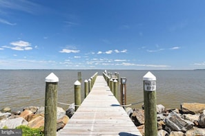 Private dock for morning coffee & yoga. Sunbathing, fishing, & swimming. 