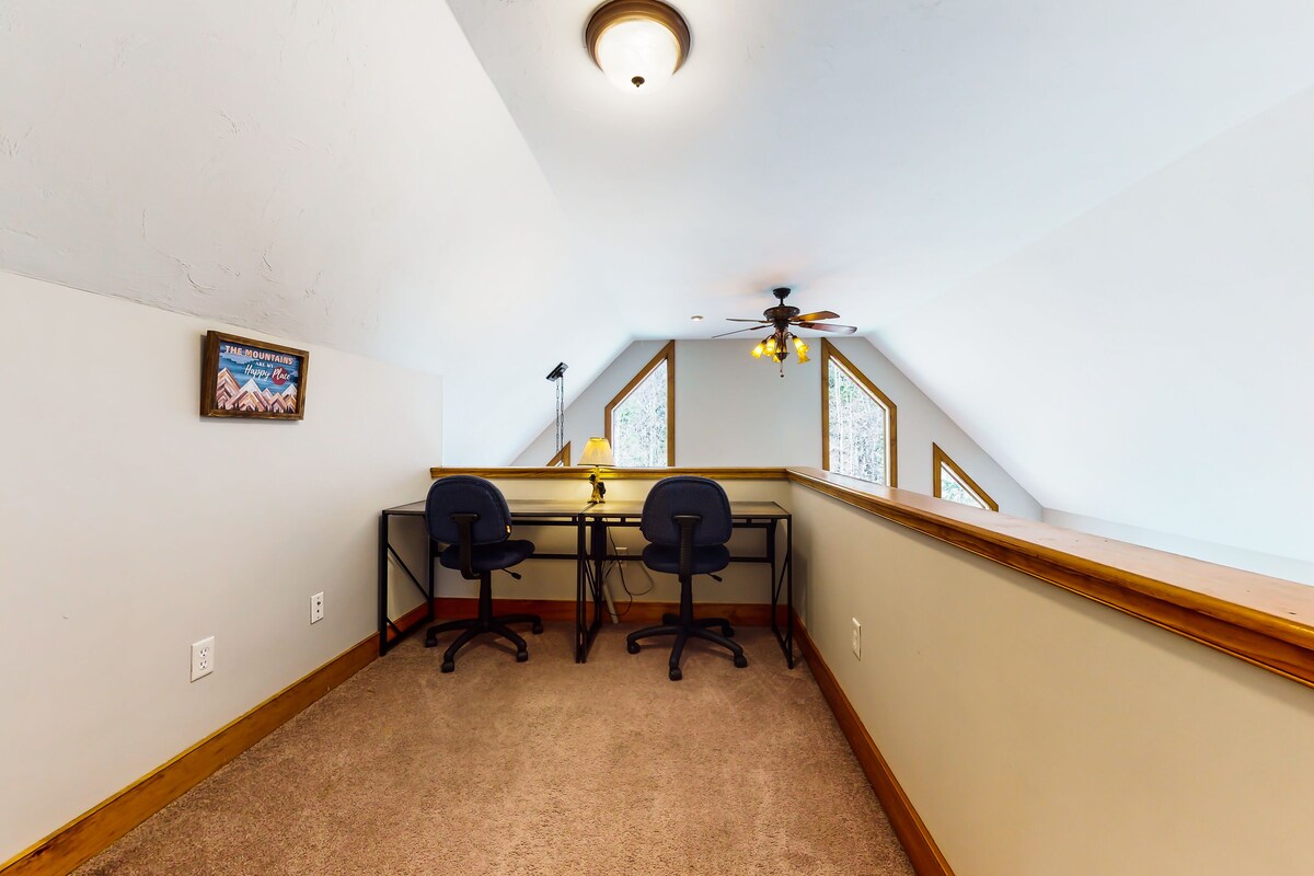Dog-friendly wilderness retreat with game room, jetted tub, fireplace & deck