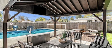 Gaze out from the cozy gazebo to the sparkling pool. 🌴🏊🏼‍♀️🌞