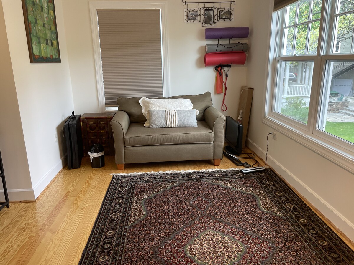 Northern VA Renovated 3BR 3 BA House with Fenced in Yard and Pet Friendly!