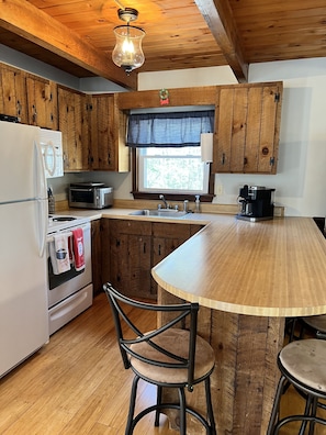 Full kitchen w/ toaster oven, microwave and Keurig coffee maker