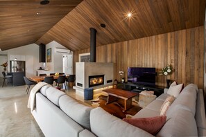 After a day of exploring, stretch out on the oversized L-shape sofa and watch your favourite shows on the smart TV by the double-sided fireplace.