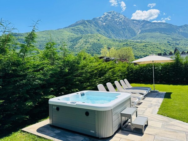 Outdoor spa tub