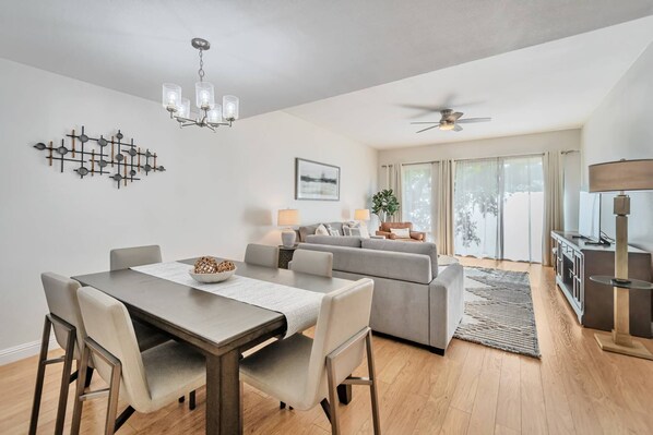 Dining area right off the kitchen & living room, seating for 6