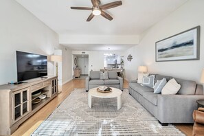 Great layout perfect for entertaining and gathering together