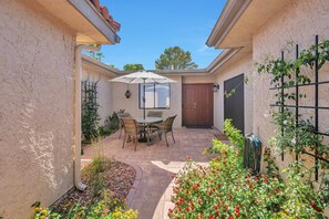 Great front courtyard for outdoor seating or dining!