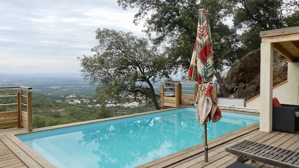 Piscine extérieure (chauffée de juin à septembre à 26°)