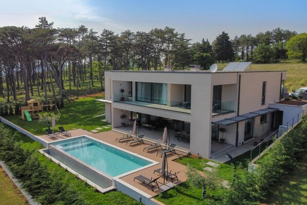 Außenseite Ferienhaus [Sommer]