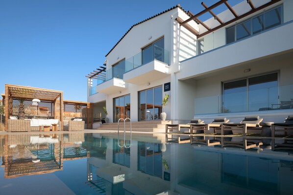 Stimulating pool surroundings. 