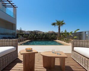 Stimulating pool surroundings. 