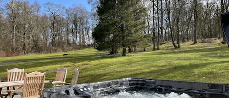 Bañera de hidromasaje al aire libre