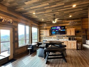 Game Room & Kitchenette With Room For 6 At The Table.