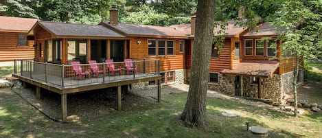 Classic well maintained cabin just down the road from Ruttger's. 