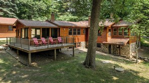 Classic well maintained cabin just down the road from Ruttger's. 