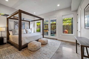 Primary bedroom 1 - King with access to backyard