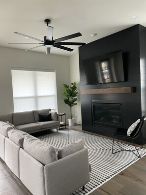 Living room seating for 6+ people & Smart TV.