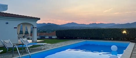 Piscina, giardino privato e vista mare