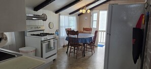 Kitchen & dining area