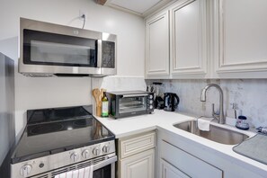 Kitchen | Toaster Oven | Blender | Coffee Maker | Hot Water Pot