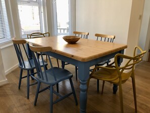 Dining table to comfortably seat 6