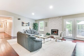 Living Room | Free WiFi | Central Heating & A/C | Smart TV