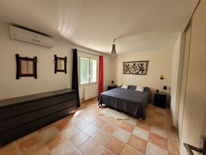 Chambre 1: suite parentale avec salle de bain et climatisation