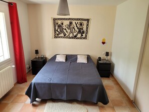 Chambre 1: suite parentale avec salle de bain et climatisation 