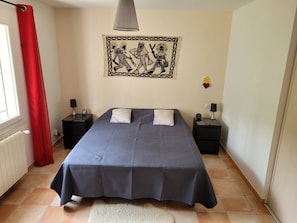 Chambre 1: suite parentale avec salle de bain et climatisation