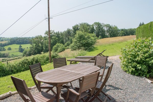 Gîte / Maison de vacances 'Majoa - Côté Jardin' à Villechenève (Rhône, Monts du Lyonnais, Ouest de Lyon, proximité de la Loire) : la terrasse privative.
