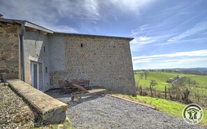 Gßte / Maison de vacances 'CÎté Jardin' à VillechenÚve (RhÎne, Monts du Lyonnais, Ouest de Lyon, proximité de la Loire)