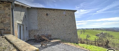 Gîte / Maison de vacances 'Côté Jardin' à Villechenève (Rhône, Monts du Lyonnais, Ouest de Lyon, proximité de la Loire)