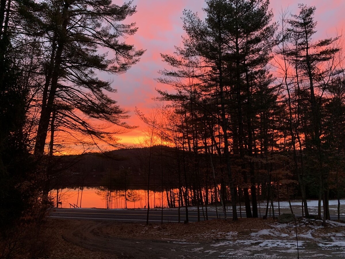 Private Adirondack lakefront Cottage on Loon Lake