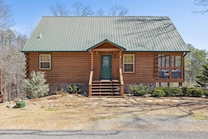 This spacious 4BD/3BA cabin offers cozy charm & modern comfort.