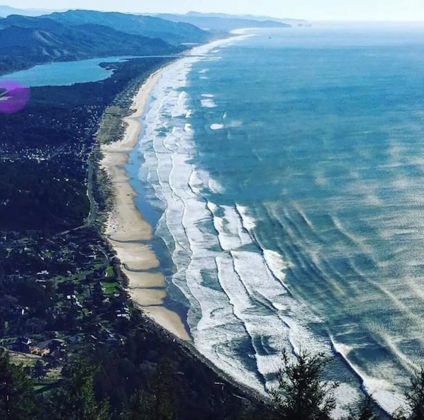 House: Pink top/left. Nehalem Bay: 10min walk. Manzanita Beach: 45min walk.