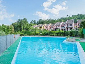 Wasser, Himmel, Wolke, Pflanze, Gebäude, Schwimmbad, Grün, Azurblau, Baum, Rechteck