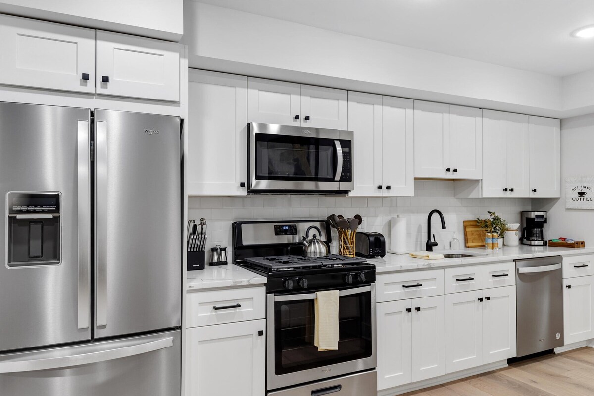 Excellent 2-BR Condo in Hip Area of DC