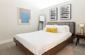 Bedroom with 1 Queen Bed