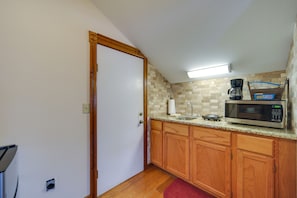 Kitchenette | Trash Bags & Paper Towels Provided