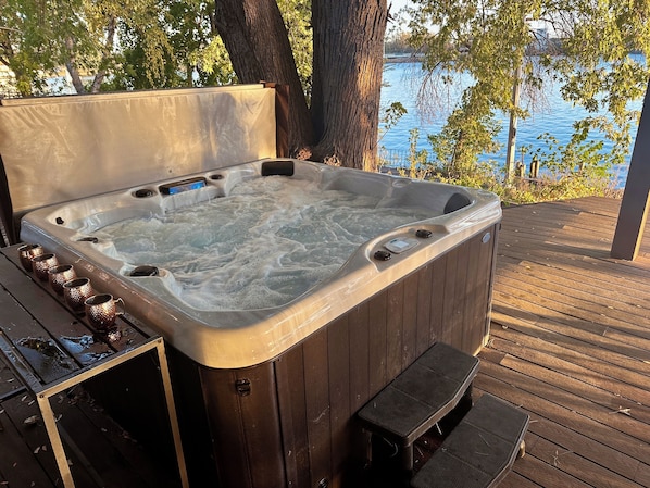 OPEN YEAR ROUND! New 8-Person Hot Tub Freshly Filled & Ready For You!