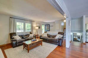 Living Room | Smart TV | WiFi | Books | Central A/C