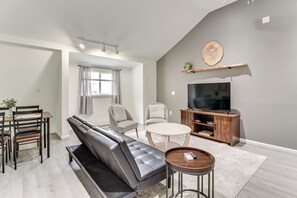 Living Room | Sleeper Sofa | Main Floor | Fireplace | Smart TV