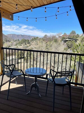 Private master suite balcony w/views 