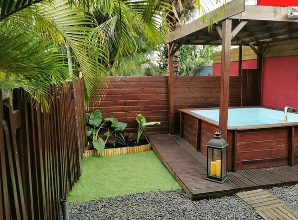 Outdoor spa tub