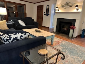 Coastal decorative living room.